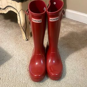 Girls Hunter rain boots.